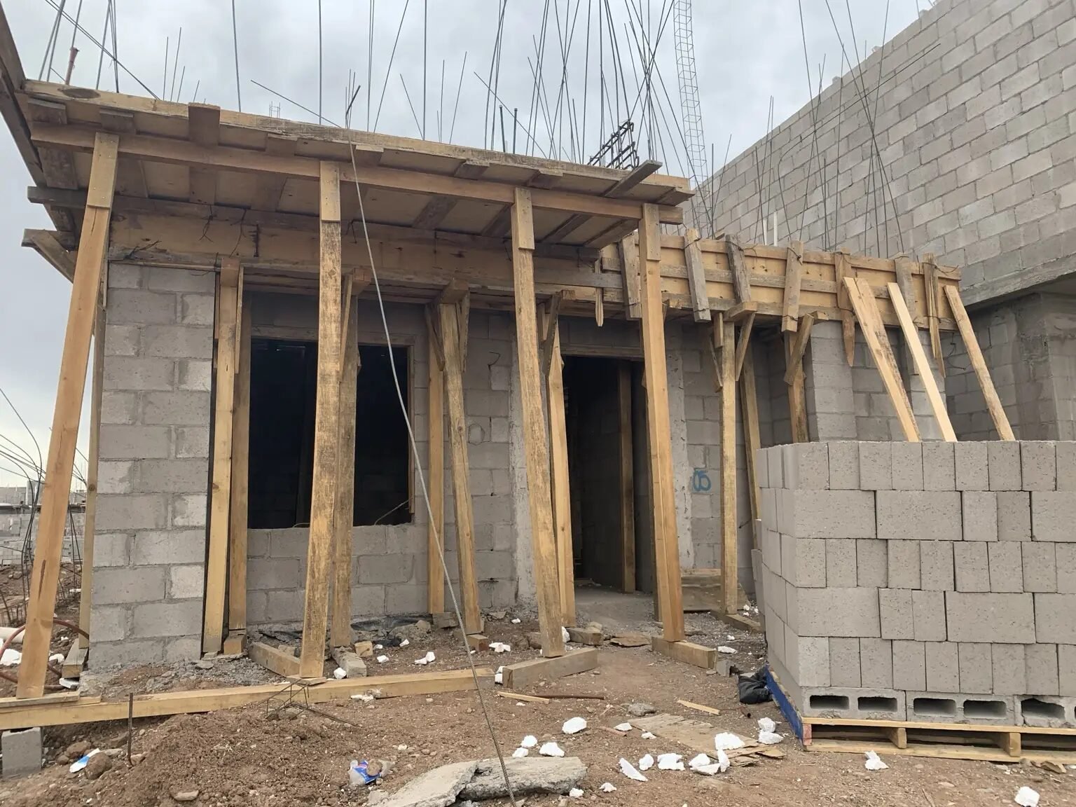 Encofrado y avance de obra de un proyecto FILO